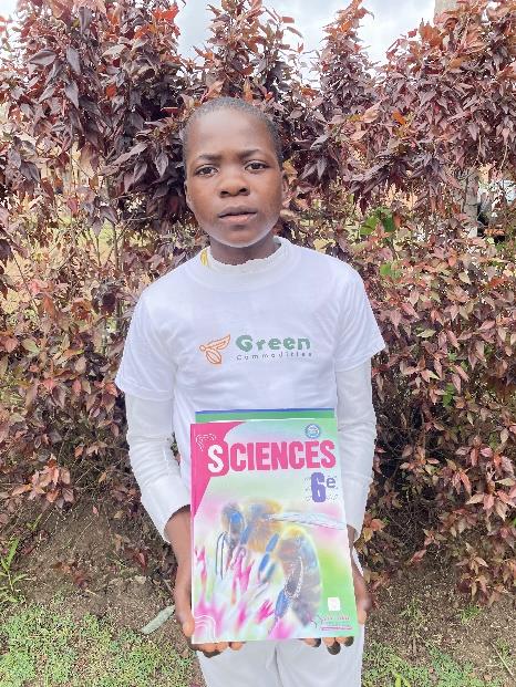 Élève tenant son nouveau manuel de sciences de 6ᵉ