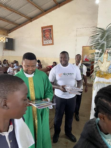 Remise des fournitures scolaires aux élèves pendant la messe
